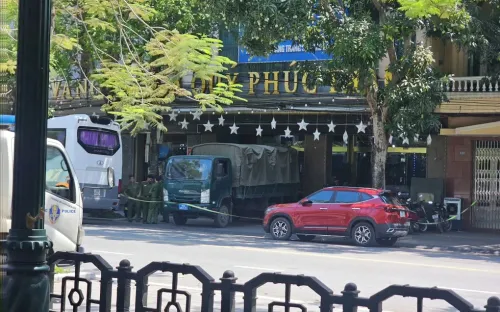 Công an làm việc tại Công ty vàng bạc đá quý Phúc Thành ở Ninh Bình