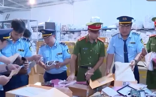 Khởi tố 2 bị can buôn bán hàng giả nhãn hiệu nổi tiếng