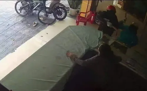 Công an TPHCM truy bắt nhóm dùng búa cướp tiệm vàng