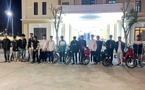 Khởi tố 13 thanh thiếu niên bốc đầu, lạng lách trên đường ở Quảng Ninh