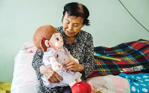 Hàn Quốc đưa robot AI vào chăm sóc người cao tuổi sống một mình