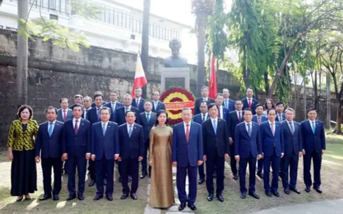 Tổng Bí thư, Chủ tịch nước Tô Lâm dâng hoa tưởng niệm Chủ tịch Hồ Chí Minh tại Manila