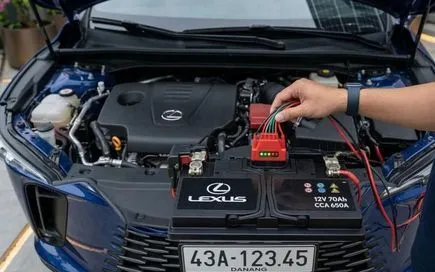 Nắng nóng kéo dài khiến ắc quy ô tô nhanh xuống cấp, nhiều xe bất ngờ không khởi động được