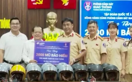 Đà Nẵng trao tặng 2.000 mũ bảo hiểm đạt chuẩn cho người dân