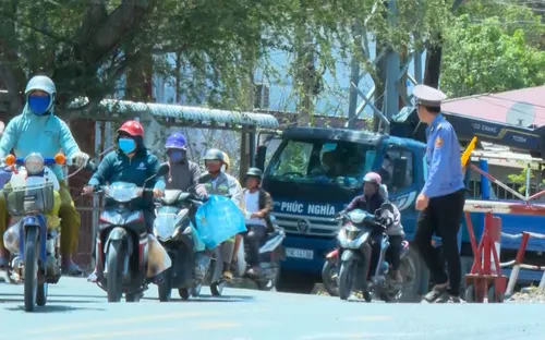 Cảnh báo tình trạng cố tình vượt đường ngang khi tàu đang đến