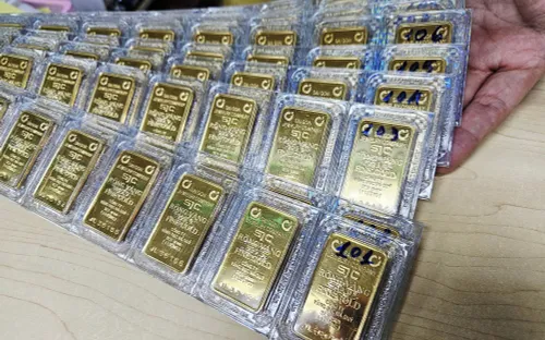 Giá vàng giảm thêm 500.000 đồng/lượng, chênh lệch với thế giới vẫn ở mức cao