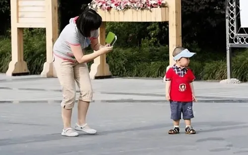 Cha mẹ càng “khoe con” trên mạng xã hội, nguy cơ bỏ quên quyền riêng tư càng lớn