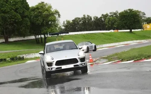 Cách vào cua an toàn khi lái ô tô tốc độ cao giúp hạn chế rủi ro