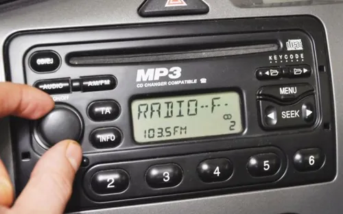 Radio ô tô phát tiếng rè, nhiễu sóng: Nguyên nhân và cách xử lý hiệu quả
