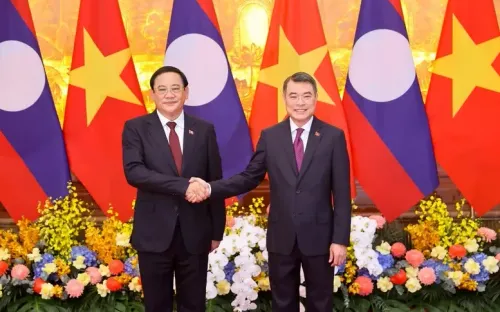 Thủ tướng Lê Minh Hưng hội đàm với Thủ tướng Lào Sonexay Siphandone, thúc đẩy gắn kết chiến lược Việt Nam - Lào