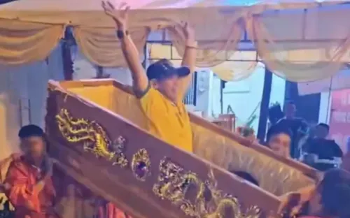 Công an làm rõ vụ khiêng quan tài có người sống nằm bên trong diễu hành giữa phố gây tranh cãi