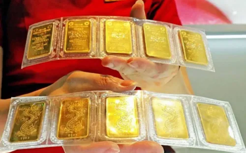 Giá vàng tiếp tục lao dốc, thị trường rung lắc trước biến động địa chính trị và kỳ vọng lãi suất
