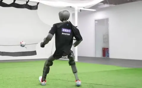 Cú sút uy lực của robot Trung Quốc khiến nhiều người bất ngờ