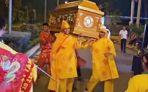 Khởi tố 7 người trong vụ khiêng quan tài có người bên trong diễu hành gây phản cảm trên đường phố