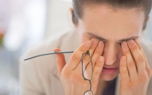 Đeo kính nhưng vẫn đau đầu: Những nguyên nhân nhiều người không ngờ tới