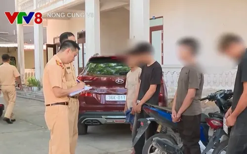 Phạt nhóm thanh thiếu niên mang dao, súng đánh võng trên đường