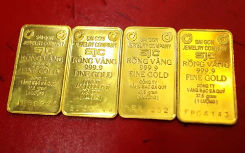 Giá vàng trong nước lao dốc 2,5 triệu đồng/lượng, vàng thế giới bị bán tháo mạnh