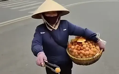 Vụ khách Tây mua 10 chiếc bánh rán giá 430.000 đồng ở hồ Hoàn Kiếm: Người bán bị xử phạt