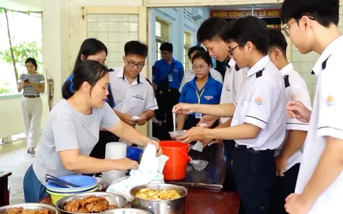 Bữa Ăn Tiếp Sức Mùa Thi: Lan Tỏa Tinh Thần Chia Sẻ và Yêu Thương