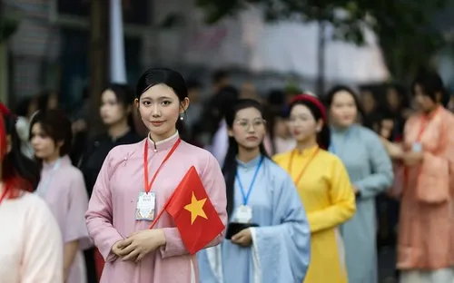 Tôn vinh nét đẹp trang phục truyền thống Việt Nam