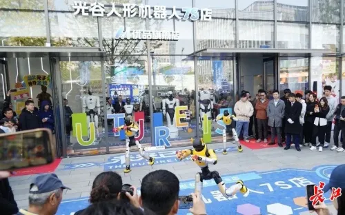 Trung Quốc mở cửa hàng robot hình người đầu tiên, khách hàng có thể thuê hoặc mua mang về