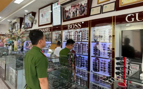 Khởi tố chủ cửa hàng kính mắt tại Đồng Nai vì kinh doanh hàng giả nhãn hiệu nổi tiếng