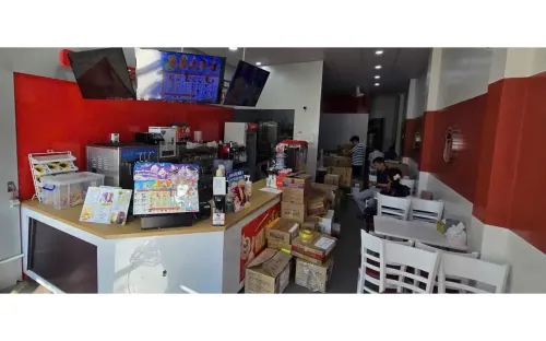 Vụ Mixue “nhái” ở Lai Châu: Chủ cửa hàng bị khởi tố, thu giữ gần 3.000 tem nhãn giả.