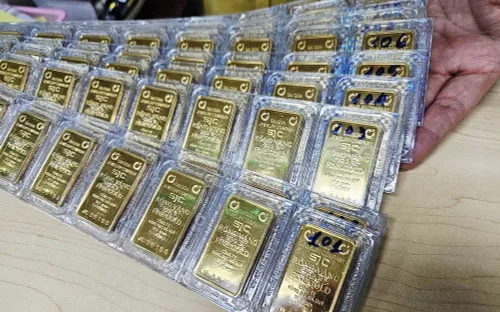 Giá vàng SJC duy trì vùng đỉnh, chênh lệch với thế giới lên tới 13 triệu đồng/lượng