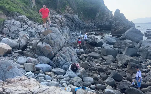 Hoang sơ bãi biển đá cuội - Vẻ đẹp khác lạ của Nha Trang