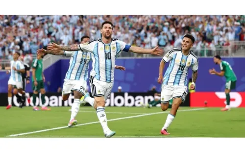 Messi lập hat-trick trong trận thứ 200 khoác áo Argentina, nhà vô địch World Cup khởi đầu hoàn hảo