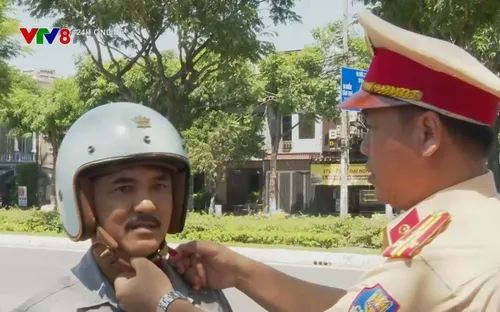 Người đi đường bất ngờ khi được CSGT tặng mũ bảo hiểm