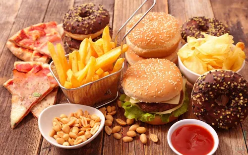 Ăn nhiều đồ ăn nhanh, lười vận động làm gia tăng nguy cơ suy thận ở người trẻ