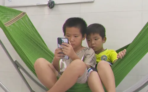 Quản lý trẻ dùng điện thoại dịp hè: Nỗi lo "bảo mẫu số"