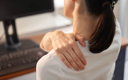 Ngồi làm việc quá lâu, dân văn phòng đối mặt nguy cơ mất cơ âm thầm