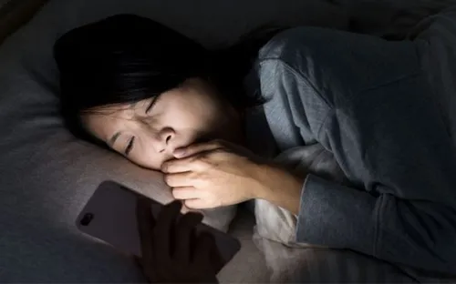 Sai lầm khi dùng điện thoại khiến mắt nhanh mỏi
