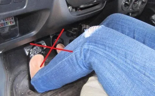 Đi xe ô tô số tự động bằng cả hai chân: Chuyên gia cảnh báo thói quen nguy hiểm