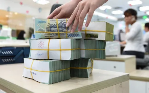 Lãi suất tiết kiệm tiếp tục phân hóa, nhiều ngân hàng đẩy mạnh cạnh tranh hút vốn