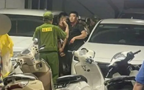 Người đàn ông mang dao phay ra đường đe dọa người dân bị cảnh sát khống chế trong đêm