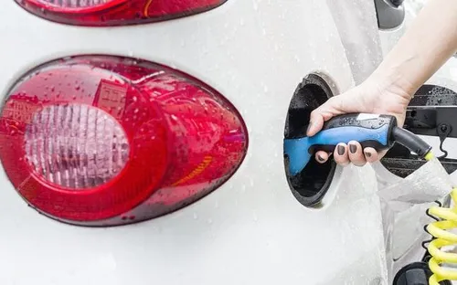 Vì sao xe điện vẫn có thể sạc bình thường dưới trời mưa?