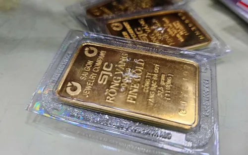 Vàng SJC neo cao, chênh lệch với thế giới áp sát 17 triệu đồng mỗi lượng