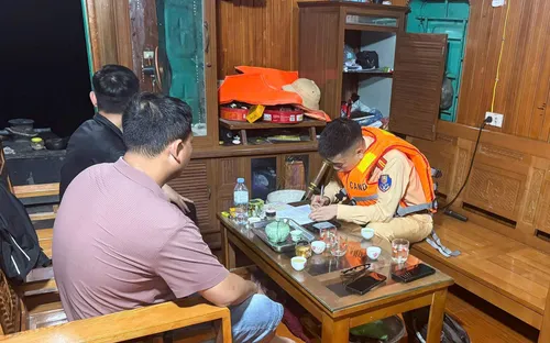 Bắt quả tang 2 bến cát không phép hoạt động ban đêm trên sông Hồng, xử phạt 86 triệu đồng