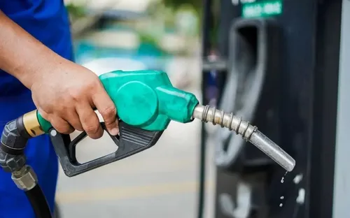 Giá xăng tiếp tục lao dốc, RON95 chính thức xuống dưới 20.000 đồng/lít