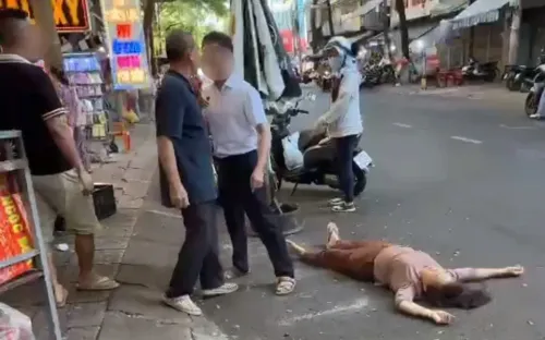 Mời người đàn ông xô ngã phụ nữ vì nhắc nhở đỗ xe lên làm việc