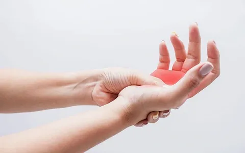 Lý do thường xuyên bị tê tay vào ban đêm: Khi nào là dấu hiệu bệnh lý?