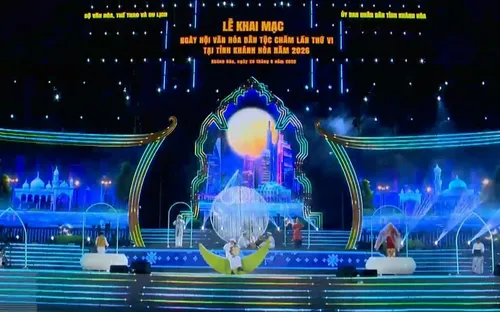 Liên hoan văn nghệ quần chúng và trình diễn trang phục dân tộc Chăm