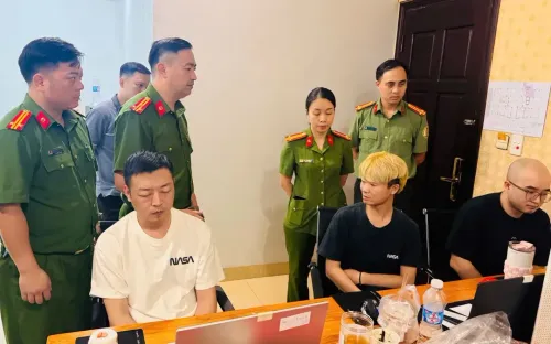 Lào Cai bàn giao 19 đối tượng người Trung Quốc điều hành đường dây lừa đảo trực tuyến
