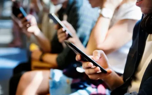 Smartphone trở thành "trung tâm" của cuộc sống số, thay đổi cách con người kết nối và ghi nhớ