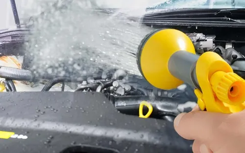 Xịt nước vào động cơ ô tô để hạ nhiệt: Điều cấm kỵ nhiều tài xế vẫn mắc phải