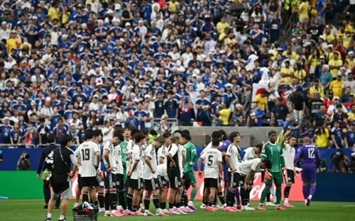 HLV và cầu thủ cúi đầu xin lỗi sau khi Nhật Bản dừng bước trước Brazil tại World Cup 2026
