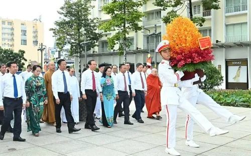 TP Hồ Chí Minh trang trọng dâng hoa tưởng niệm Chủ tịch Hồ Chí Minh trước thềm kỷ niệm 50 năm mang tên Bác